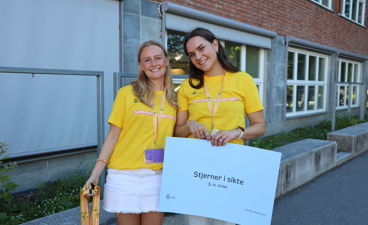 noen få personr som holder et skilt