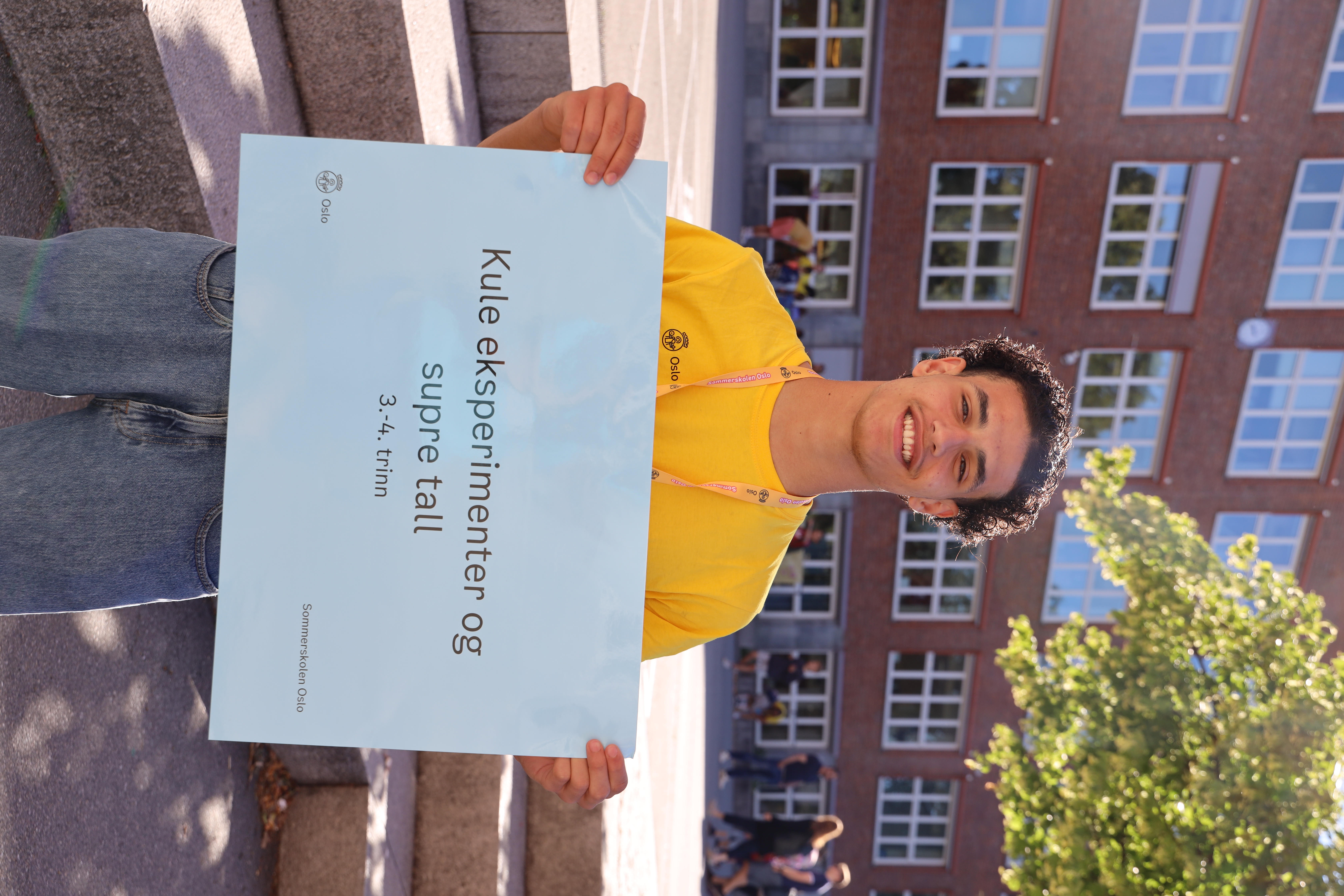 en person som holder et skilt