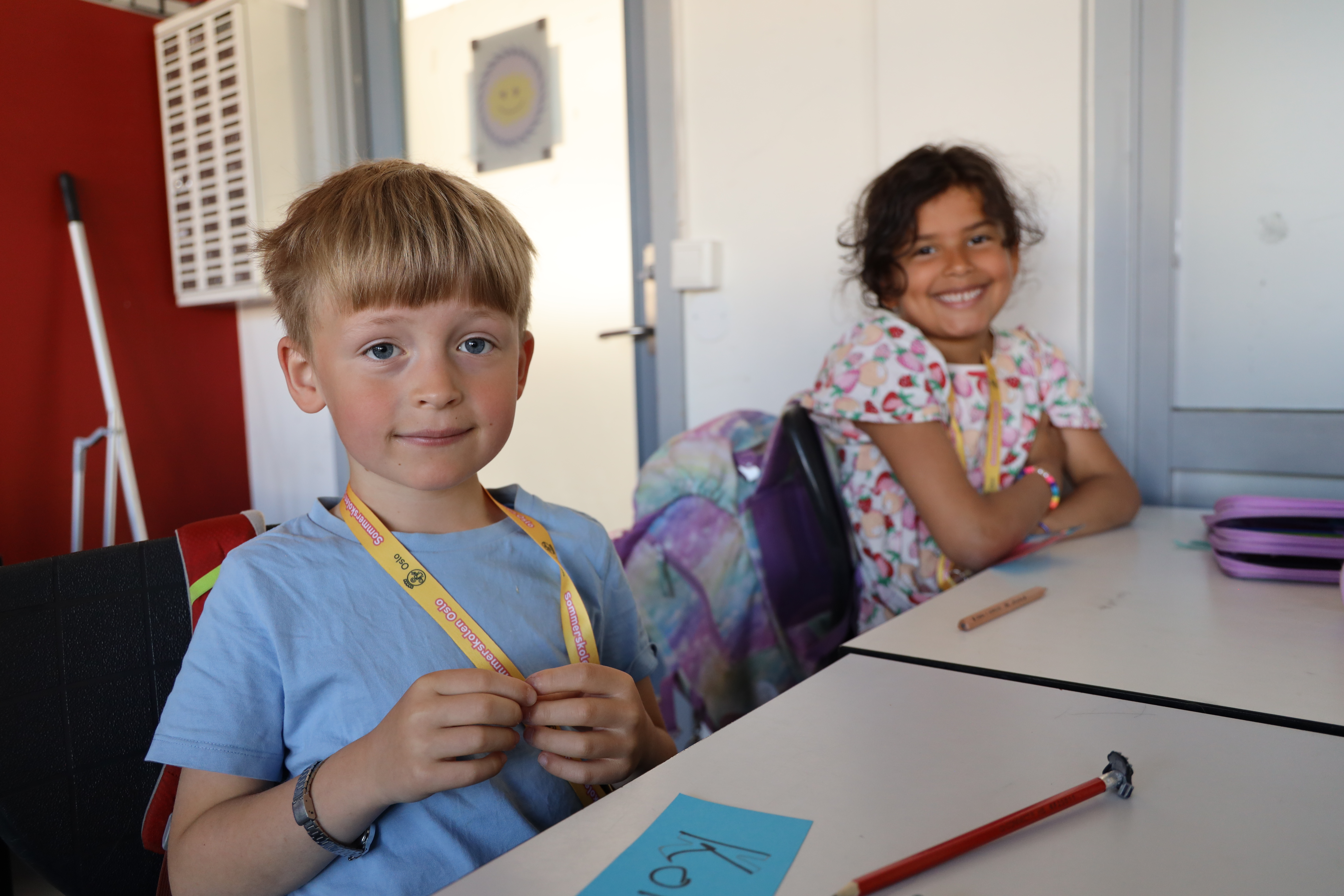 et barn og barn som sitter ved et bord