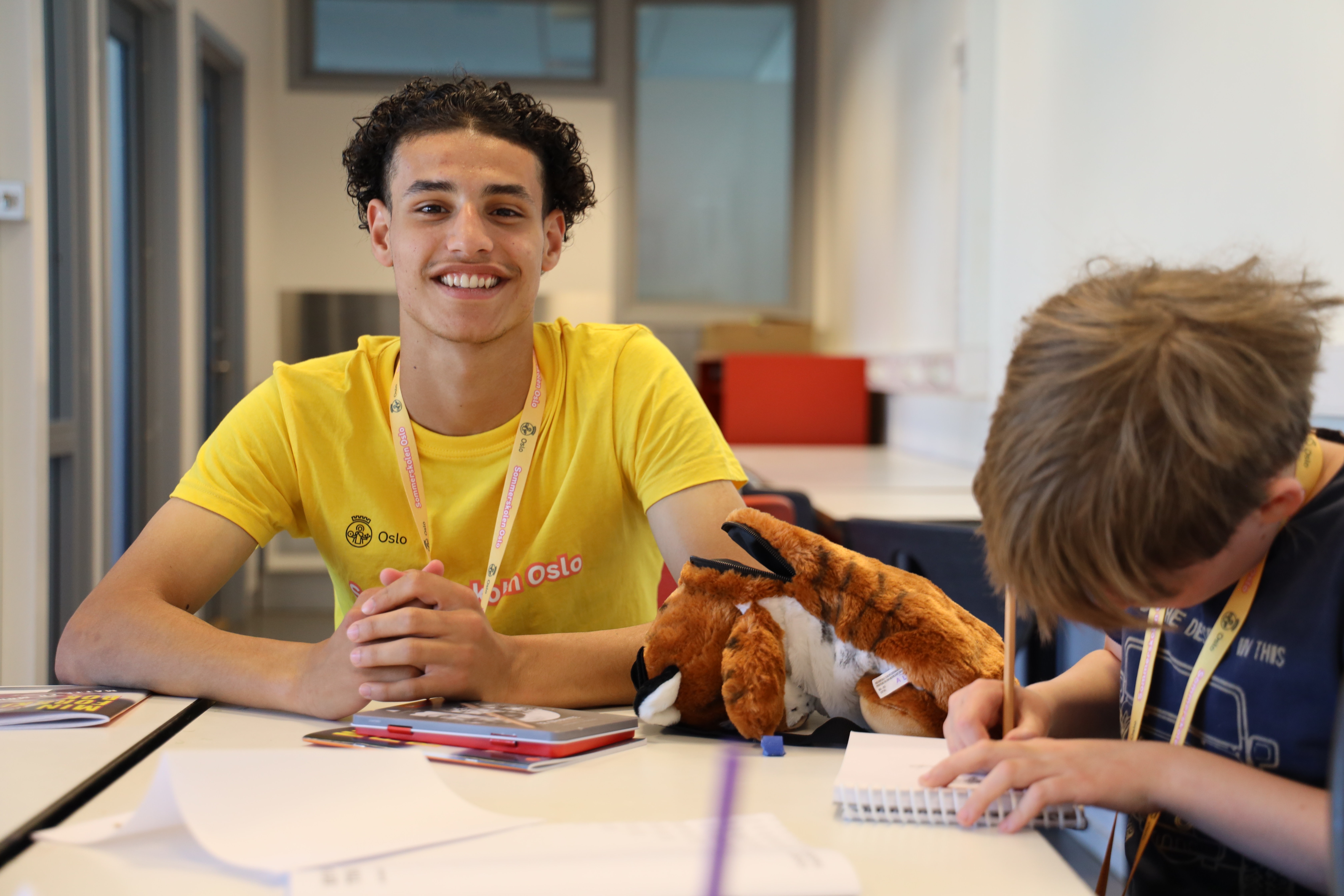 en person og et barn som sitter ved et bord