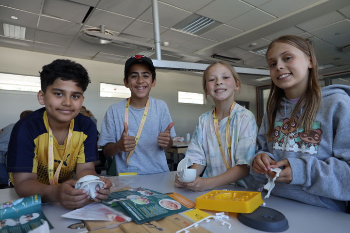 en gruppe mennesker som smiler