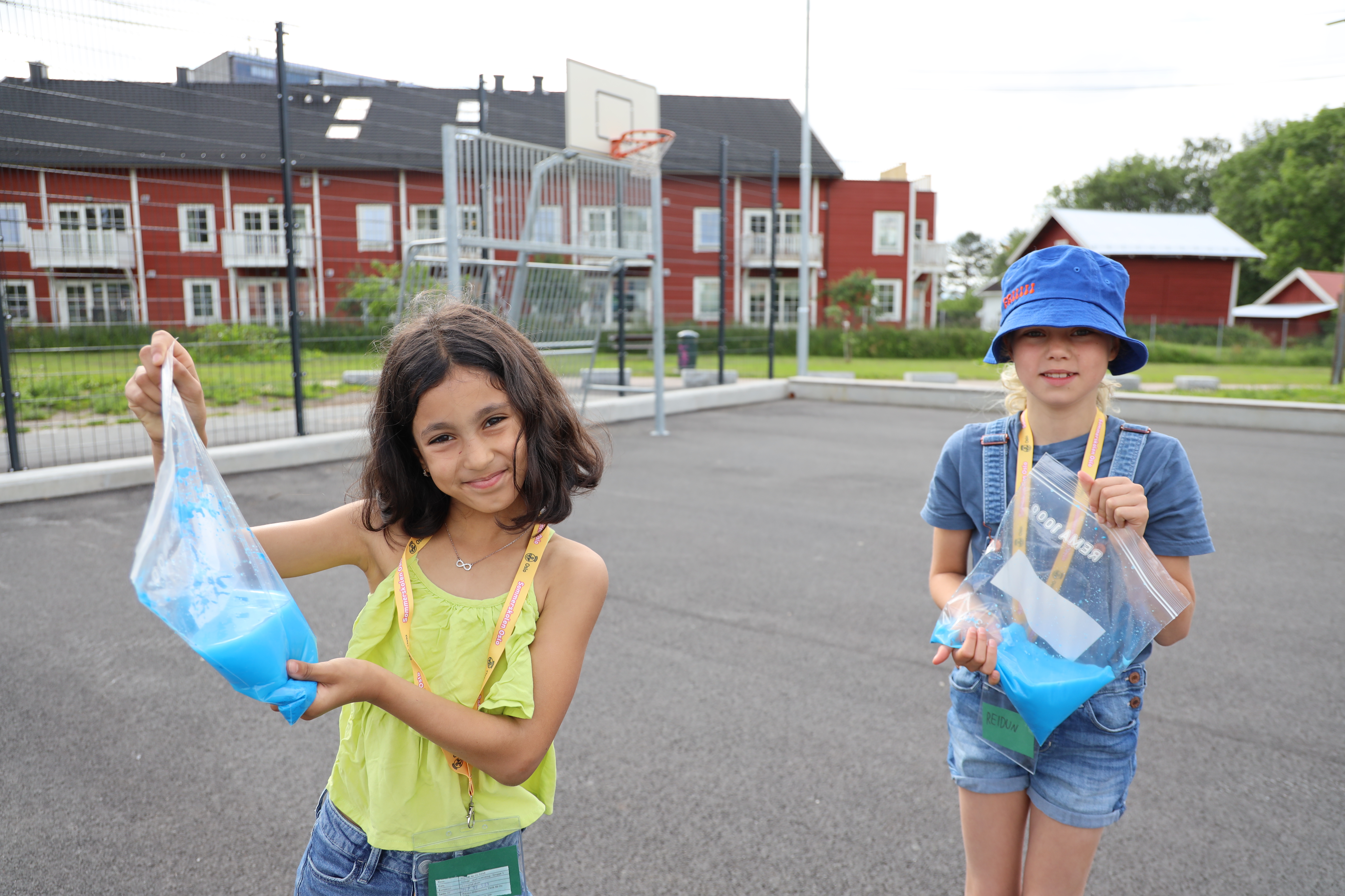 et par barn som holder poser