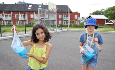 et par barn som holder poser