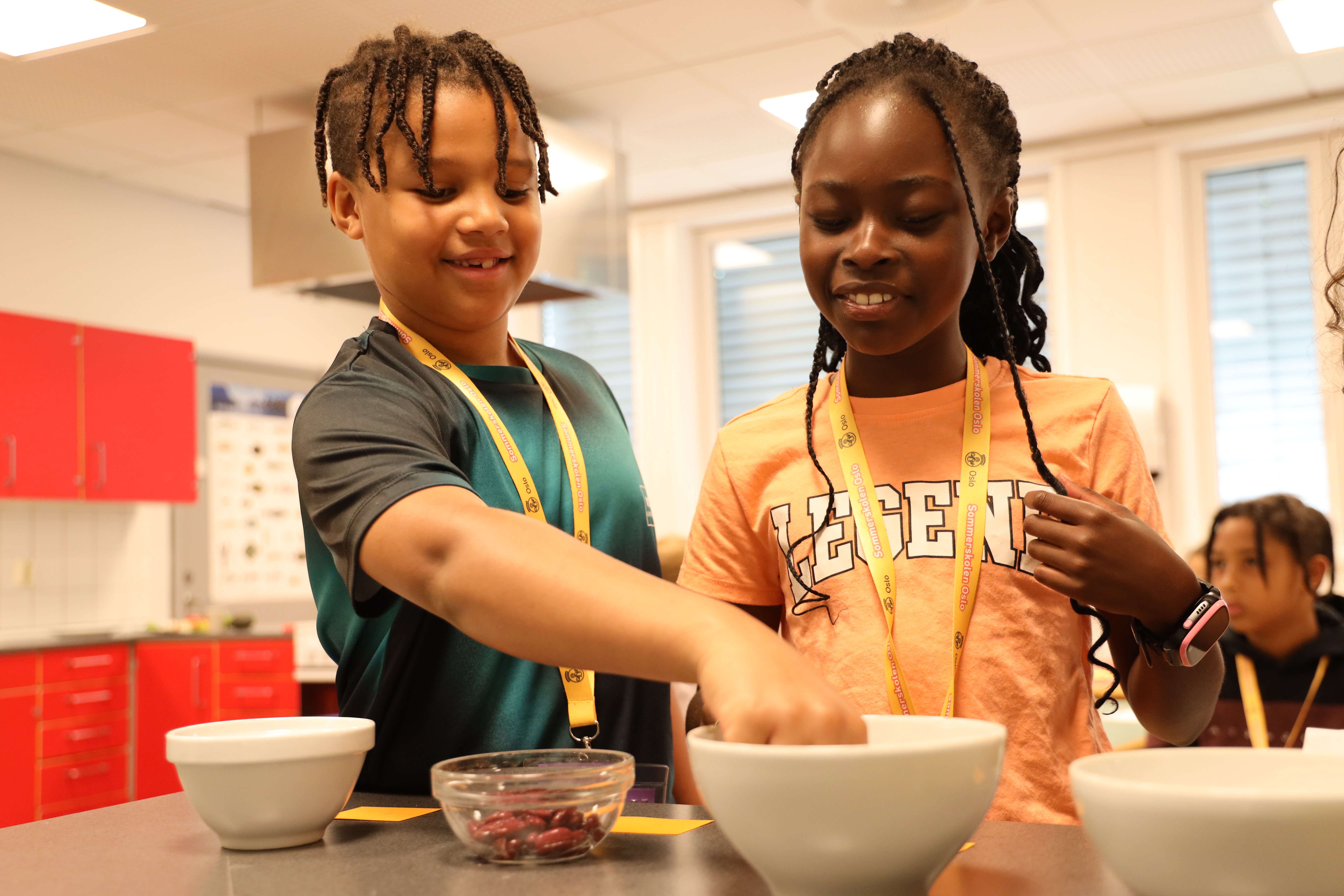 noen små barn som lager en ***