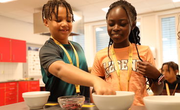 noen små barn som lager en ***