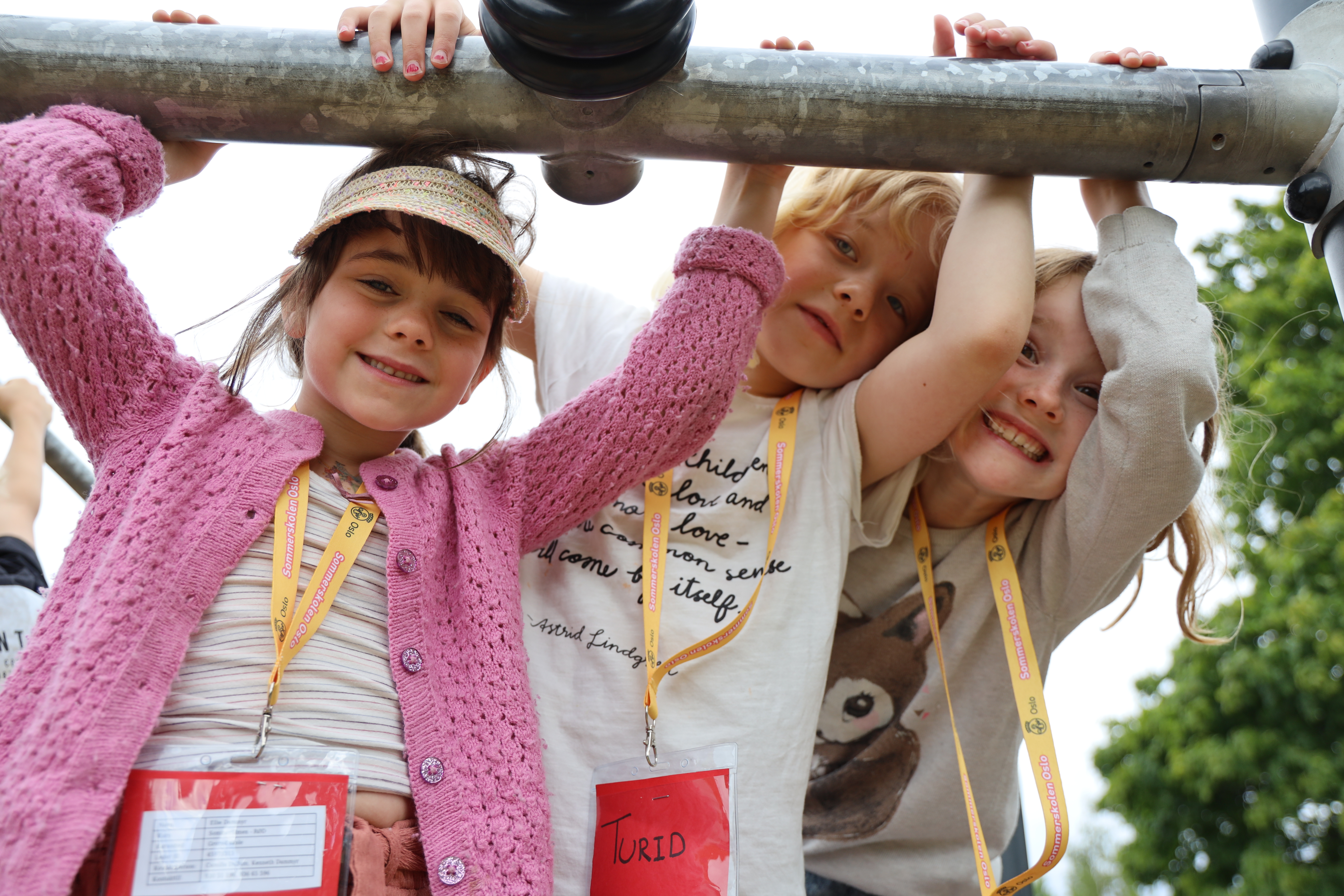 En gruppe barn fra en metallstang