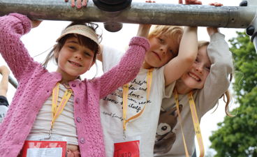 En gruppe barn fra en metallstang