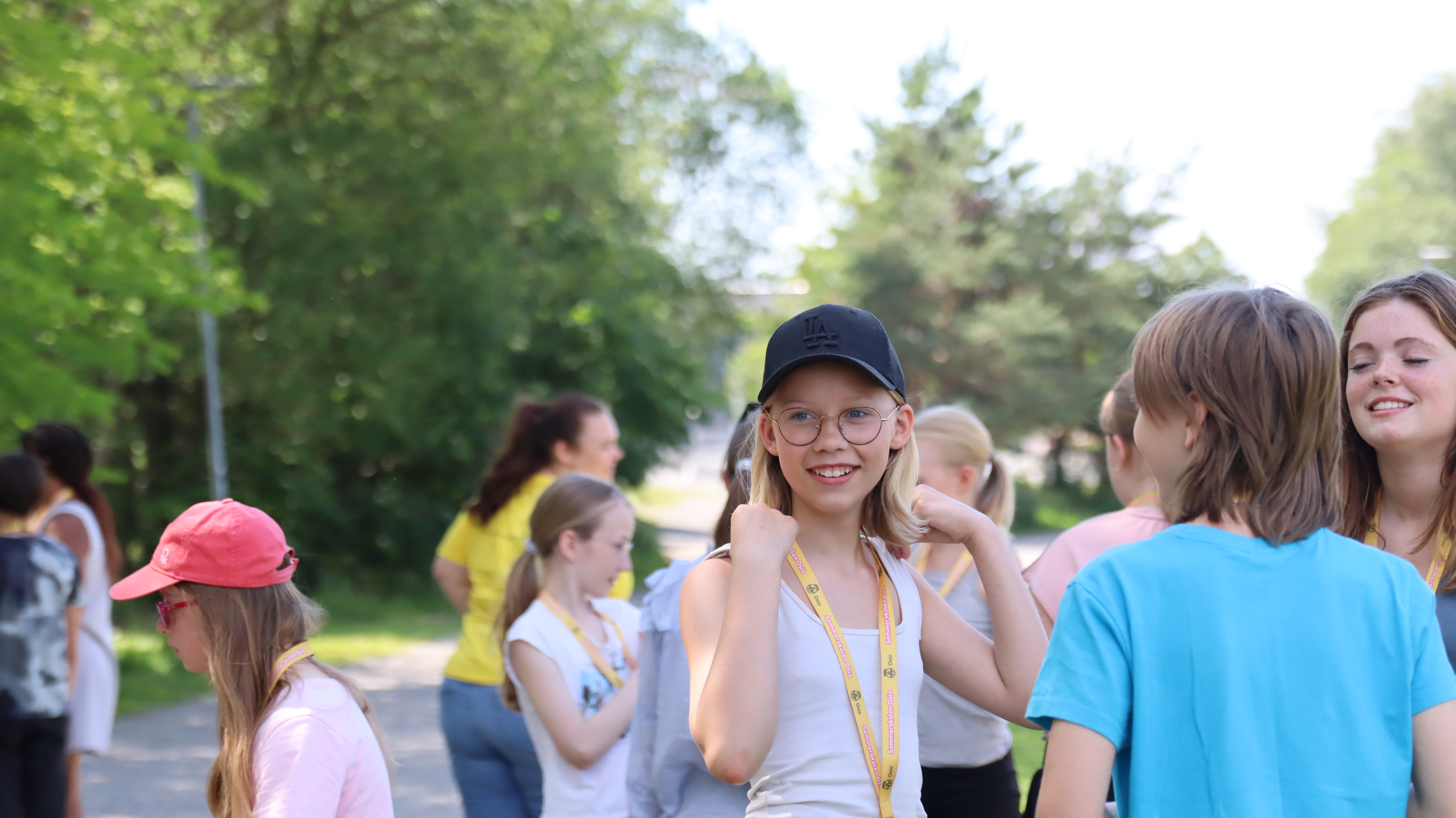 En gruppe mennesker som går