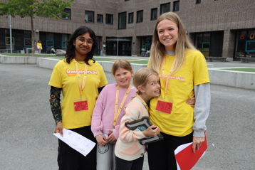 en gruppe mennesker som poserer for et bilde