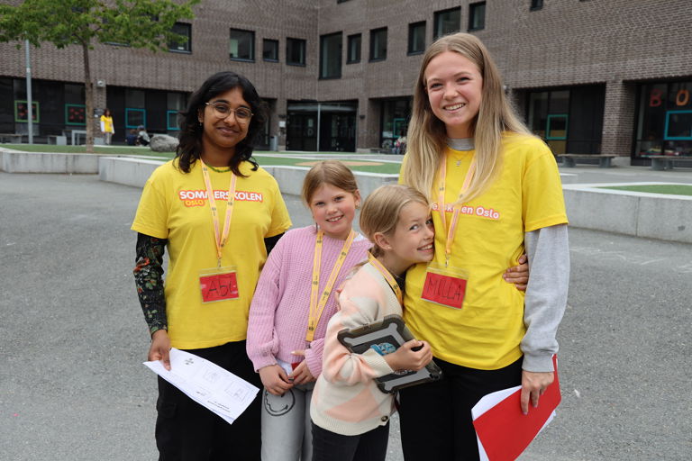 en gruppe mennesker som poserer for et bilde