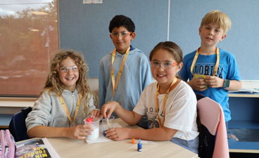 en gruppe mennesker som poserer for et bilde