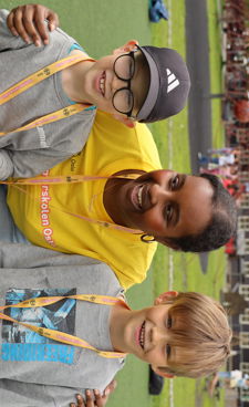 En person og en person som poserer for et bilde